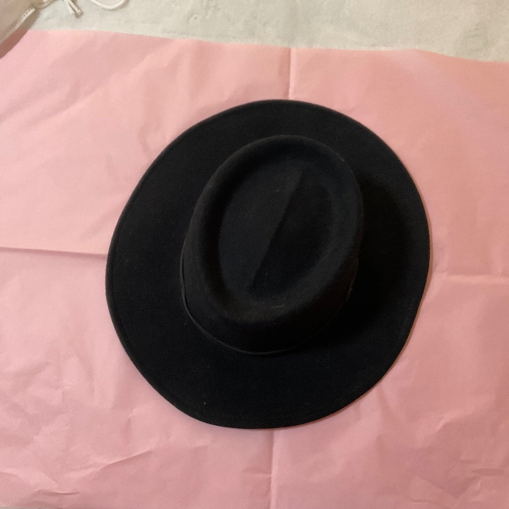 Black brand new fedora/ western/ gambling hat with tags. Size medium.